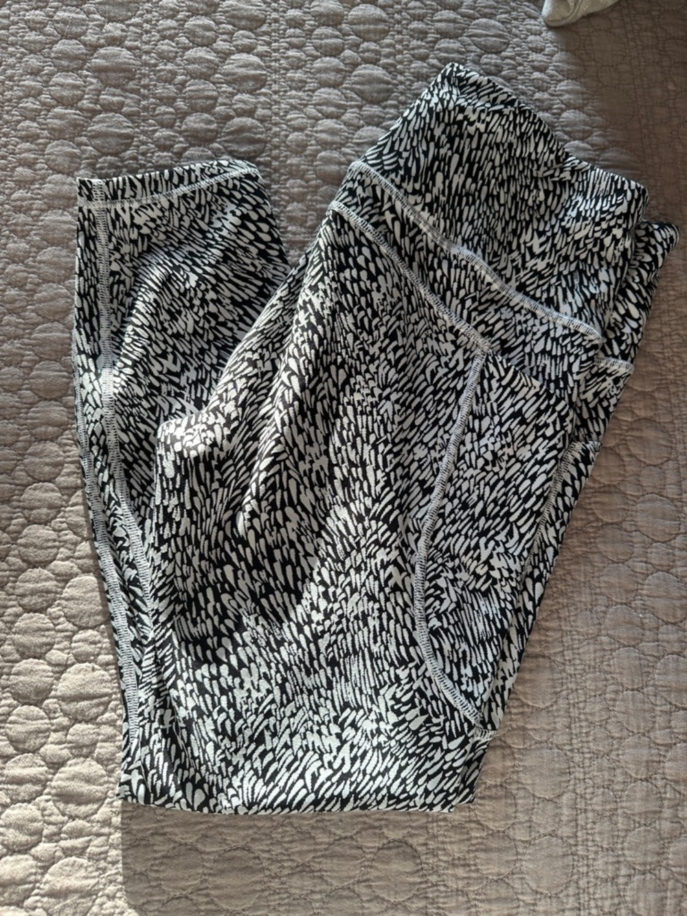 Athleta Ultimate Stash Textured 7/8 Leggings- Tailwind Black White pattern